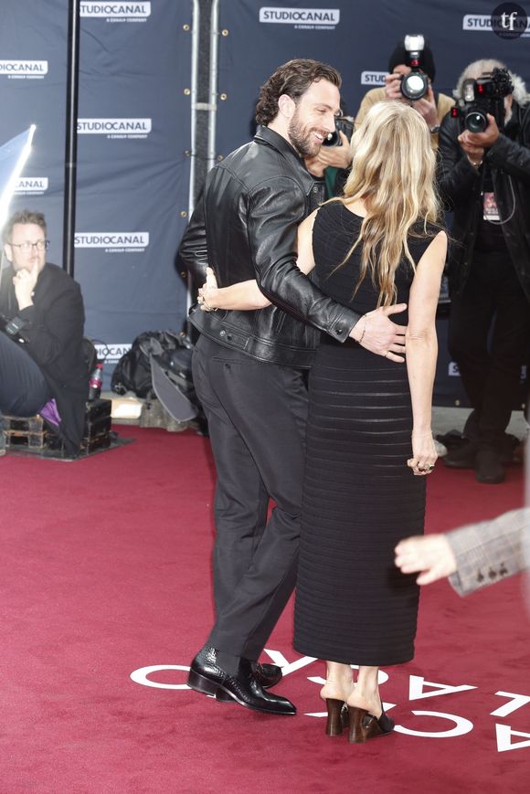 "C'est si malsain !", "J'espère qu'il avait 18 ans quand ils se sont rencontrés", "C'est la Dicaprio au féminin ?", "Il a choisi d'être en couple avec sa mère, se sent-il mal à l'aise dans sa vie, en insécurité ?", "Il pourrait être son fils en fait", lisait-on déjà il y a quelques semaines à propos de Sam Taylor Johnson. On a déjà lu plus laudatif.