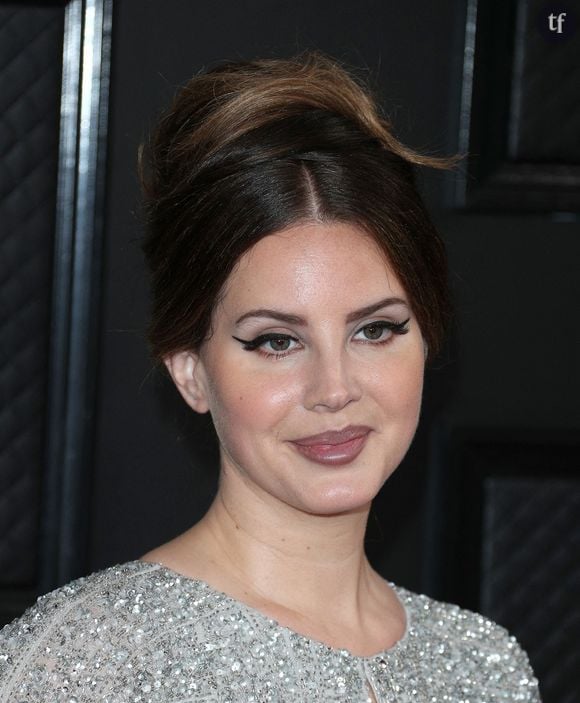À partir de quand la liberté devient une injonction ? Lana n’est guère synonyme “d’empowerment”. Et pour cela, car elle est nuancée, ambiguë, on l’insulte. Les haters lui reprochent souvent de jouer de cette différence “exprès” pour attirer l’attention.