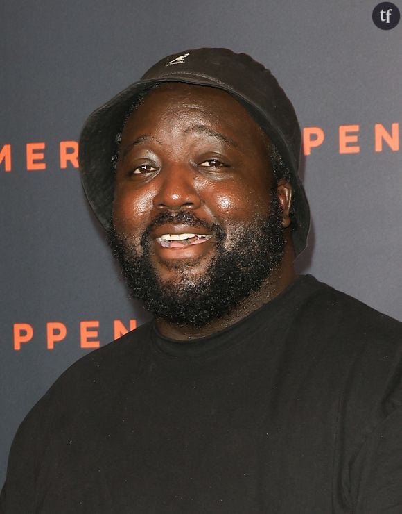 "Il est 18h15 ce samedi 6 septembre. Sur la scène du Golden Comedy Club, à Paris, les blagues s’enchaînent, le micro passe de main en main. L’ambiance est détendue, jusqu’à ce qu’apparaissent, à la surprise générale, les stand-uppers Djimo et Lenny M’Bunga", détaille dans une toute nouvelle enquête le magazine Télérama.