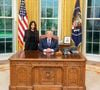 Publiquement, Kim Kardashian n’a offert son soutien à aucun des deux candidats au cours de la présidentielle. Elle avait cependant rencontré officiellement Donald Trump à la Maison Blanche, lors de son dernier mandat pour discuter d’une réforme sur les prisons et les condamnations. La mère de North West est également très amie avec Ivanka Trump.