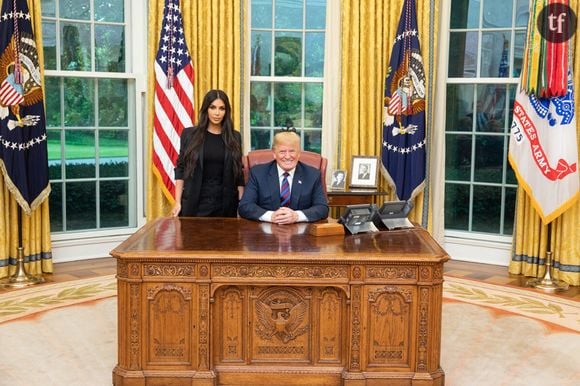 Publiquement, Kim Kardashian n’a offert son soutien à aucun des deux candidats au cours de la présidentielle. Elle avait cependant rencontré officiellement Donald Trump à la Maison Blanche, lors de son dernier mandat pour discuter d’une réforme sur les prisons et les condamnations. La mère de North West est également très amie avec Ivanka Trump.