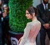 Seins jugés "trop gros", "parfaits", "obsédants", à propos d'une publication qui prend pourtant la forme d'un diaporama pas simplement "sexy". Mais ces réflexions, Emily Ratajkowski en a l'habitude... Entre deux publications sur la portée intime et politique de son corps et de sa sexualité, elle ne reçoit pas les hommages les plus distingués.