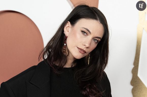 Strameuse la plus suivie de France

En janvier 2025, la jeune femme est devenue la première créatrice issue du streaming à atteindre le million d’abonnés sur Twitch. Un record qui la place parmi les créatrices les plus suivies de sa génération. Au fil des années, Maghla a élargi son univers sur YouTube où elle est suivie par 1,37 million d'abonnés. Elle anime également un podcast, "Sip & Gossip", figurant parmi les plus écoutés de l’année. La streameuse la plus suivie de France collabore avec de nombreuses marques, elle a notamment défilé pour L'Oréal Paris, et a participé aux deux dernières éditions du GP Explorer de Squeezie. En participant à DALS, Maghla - de son vrai prénom Barbara - se lance donc un nouveau défi !

Sur les réseaux sociaux, les internautes se réjouissent de sa participation. "Je vais regarder seulement pour elle", "Je ne vais louper aucune émission", "Maghla a une énorme communauté, elle ira sûrement en finale", commentent ses fans.