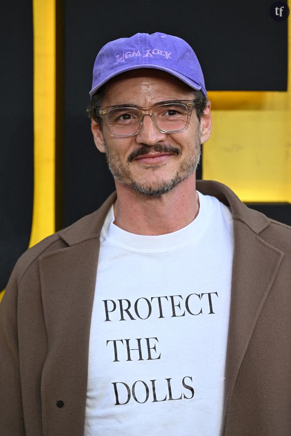 Il porte un message de soutien aux femmes transgenres, affectueusement appelées "poupées" dans la communauté LGBTQIA+.