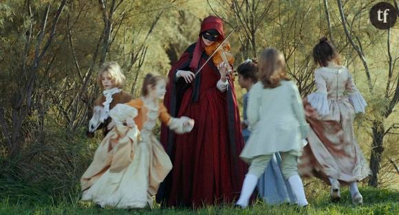 L’idée, audacieuse, éclot d’un roman primé en Italie (Stabat Mater de Tizano Scarpa) et se voit ici réappropriée par la scénariste Ludovica Rampoldi, à qui l’on doit le récent (et admirable) Il Maestro, avec Pierfrancesco Favino. Et l’autrice de renforcer la dimension intime et politique d’un récit “d’époque” jamais désuet. Sa fibre contemporaine n’est pas anachronique, mais suggérée, et forte.