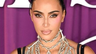"Plus forte que Sydney Sweeney !" : Kim Kardashian éblouit en lingerie, égérie de 45 ans "hyper sulfureuse" sur ces photos