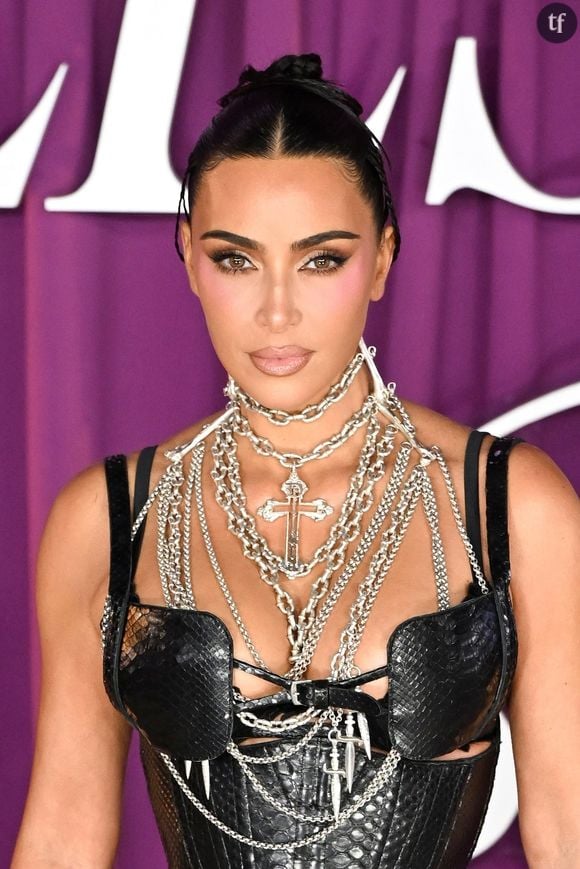 "Plus forte que Sydney Sweeney !" : Kim Kardashian éblouit en lingerie, égérie de 45 ans "hyper sulfureuse" sur ces photos