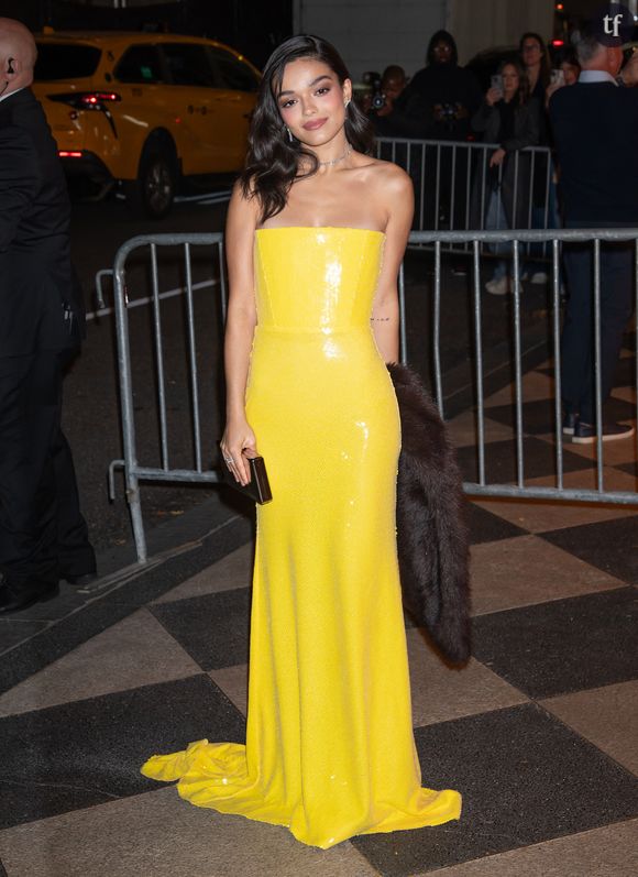 Rachel Zegler trop sulfureuse pour les moribonds et les machos ? Il faut croire, tant son look déshabillé, la star apparaissant en soutien-gorge en pleine red carpet.