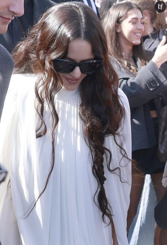 Rosalia est une légende. Néanmoins la pochette de son futur opus suscite la controverse. Plus encore, le scandale. Alors qu'elle ne fait que tutoyer la mythologie d'une popstar immense et connue de tous.