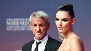 "C'est sa fille ?", "Elle est avec son grand-père" : Sean Penn apparaît avec son épouse mais la différence d'âge choque