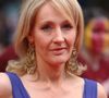Récemment encore, le 17 avril, sur Twitter, l'autrice de la saga Harry Potter partageait à ses millions de followers son enthousiasme suite à une mesure primordiale : la décision de la plus haute instance judiciaire d’Angleterre concernant la définition juridique d’une "femme", excluant ouvertement et officiellement les personnes trans de l'équation.