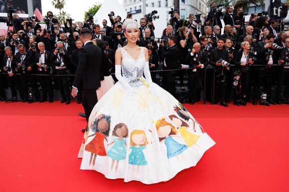 La robe bouffante d'Aliia Roza, inspirée des grandes princesses de Disney, flirtait également avec les limites du nouveau dress-code imposé.