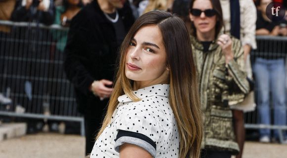 Une sensualité qui transparaît lors de sa performance intimiste et qui a beaucoup fait réagir sur les réseaux sociaux. "Elle a l'air désespérée, pas cool", "Pourquoi a-t-elle toujours besoin d'essayer d'attirer l'attention ?", "Si elles veulent être sexy, ne peuvent-elles pas au moins porter une simple chemise de nuit et pas seulement une culotte et un soutien-gorge ? J'en ai assez de ces performances sordides. Qu'est-ce que vous mettez vraiment en valeur ?", "Vulgaire", peut-on lire dans les commentaires.