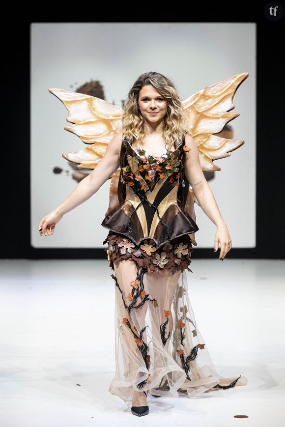 Juju Fitcats explique dans cette vidéo que poser nue lui a permis d'avoir confiance en elle. C'est son cher et tendre Tibo Inshape qui lui a proposé une séance pour son bien être. Les sexistes hélas ne goûtent guère à cette liberté féministe.