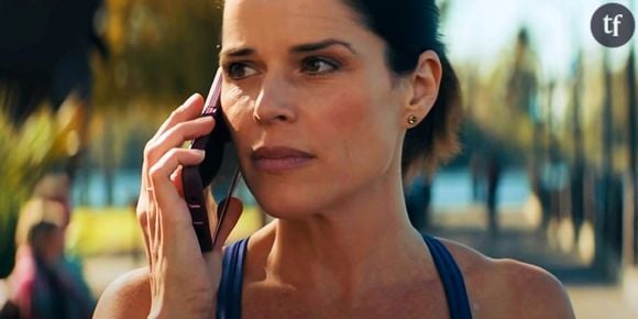 Et on la comprend volontiers. Ce que dénonce Neve Campbell, c'est l'inégalité salariale dans l'usine à rêves. Qui subiste encore malgré la plus forte visibilité des femmes cinéastes, le triomphe de certaines aux Oscars, comme Chloé Zhao, la célébration de multi-Oscarisées comme la toujours favorite cette année Emma Stone, bref, les femmes sont victorieuses à Hollywood, sauf en ce qui concerne "la thune", tel que le chantait Angèle.