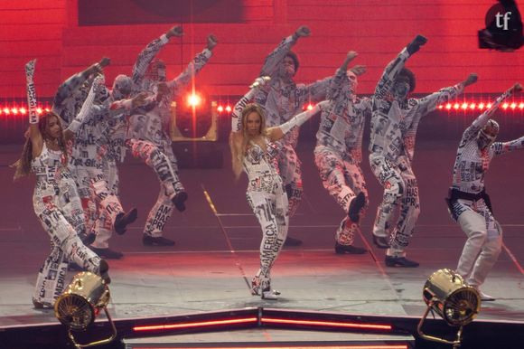 . Jean large, t-shirt sombre, ses longs cheveux au reflet de miel comme ceux de sa mère, les lèvres foncées et les yeux surlignés de noir, Blue Ivy était apprêtée.