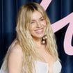 "Pourquoi cette tenue ?", "pas classe" : Sienna Miller annonce sa grossesse sur le tapis rouge et se fait critiquer sur son look