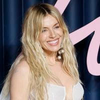 "Pourquoi cette tenue ?", "pas classe" : Sienna Miller annonce sa grossesse sur le tapis rouge et se fait critiquer sur son look