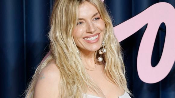 "Pourquoi cette tenue ?", "pas classe" : Sienna Miller annonce sa grossesse sur le tapis rouge et se fait critiquer sur son look