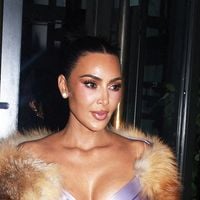 "C'est effrayant", "horrible" : Kim Kardashian trop vulgaire ? C’est le fashion faux-pas avec cette tenue spectaculaire