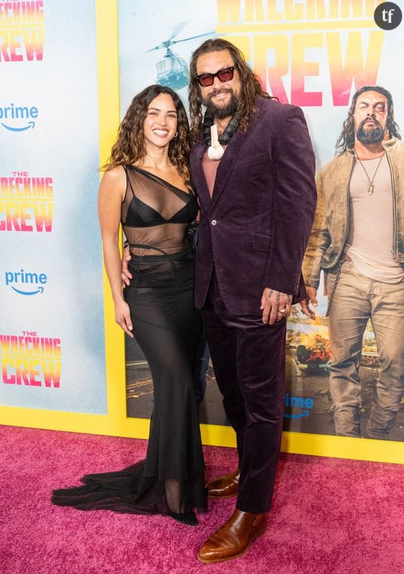 Tout en noir, la robe classique dans sa forme sirène fait une fois de plus mouche.