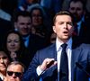 "T'es gay toi, non ?". Karine Le Marchand est devenue un véritable "meme" sur les réseaux sociaux en raison de l'une de ses curieuses lubies : deviner la sexualité d'autrui au gré de "stories" rapidement tournées en dérision par les internautes. Avec sa fameuse punchline, lunaire à souhait : "T'es gay toi non ?", assénée sourire en coin par la célèbre animatrice de M6. Cela n'a pas manqué non plus, sous d'autres atours naturellement, face à Jordan Bardella dans l'émission Une ambition intime, et c'est hyper problématique.