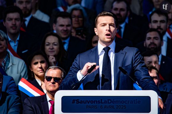 "T'es gay toi, non ?". Karine Le Marchand est devenue un véritable "meme" sur les réseaux sociaux en raison de l'une de ses curieuses lubies : deviner la sexualité d'autrui au gré de "stories" rapidement tournées en dérision par les internautes. Avec sa fameuse punchline, lunaire à souhait : "T'es gay toi non ?", assénée sourire en coin par la célèbre animatrice de M6. Cela n'a pas manqué non plus, sous d'autres atours naturellement, face à Jordan Bardella dans l'émission Une ambition intime, et c'est hyper problématique.