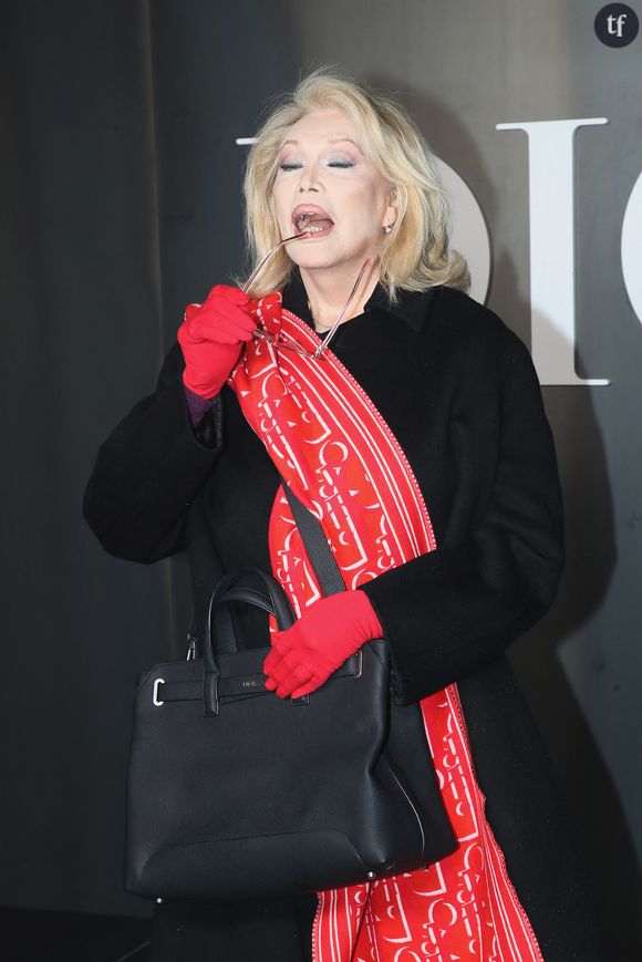 Amanda Lear est revenue auprès de Pablo Mira (Quotidien) sur son régime alimentaire très particulier : des pilules tout le temps. Un discours qui décoché tout sourire peut déranger, pour de bonnes raisons. Il y a de quoi grincer des dents.