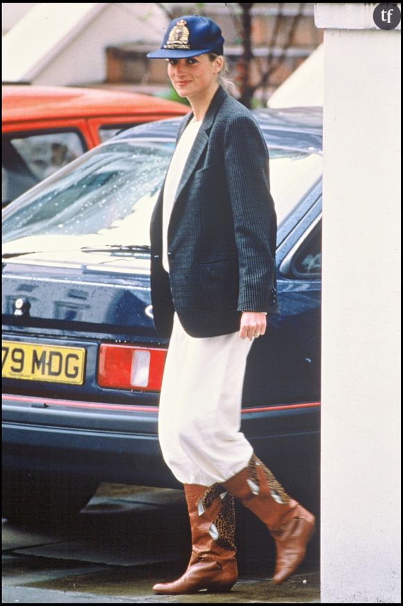 "Elle était en forme, elle s'entraînait dans cette toute nouvelle vie. Elle était phénoménale, et ces robes disaient exactement ce qu'elle voulait dire, qu'elle était une femme libre. Elle pouvait porter ce qu'elle voulait", se réjouit l'esthète. "Elle s'éloignait du protocole royal avec la longueur des robes. C'était une sorte de rébellion, mais pas une rébellion. Mais c'était sa façon de dire aux gens qu'elle était une femme à part entière".  LA PRINCESSE LADY DIANA demeure encore aujourd'hui une icône de style, très imitée, jamais égalée.