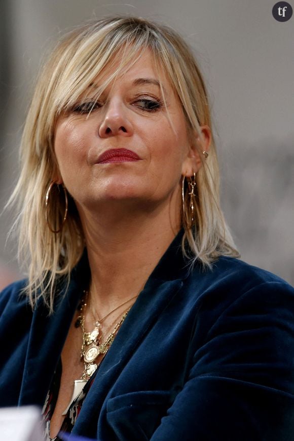 Julio Iglesias n'a pas simplement embrassé de force Flavie Flament sur le plateau d'une émission de TF1 il y a 20 ans de cela. Il a fait de même avec de nombreuses autres femmes. Un récapitulatif en images est très relayé alors que le chanteur croule sous les accusations.