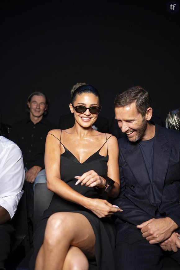 Il lui suffit d'un simple ensemble de lingerie noire, épuré, minimaliste, monochrome, pour aligner les millions de like et de vues. C'est le cas sur les photographies "iconiques" à retrouver en bas de cet article, qui viennent l'ériger en égérie lingerie. On a également à l'esprit les facéties fashion souvent très audacieuses, et tout aussi charnelles, de sa consoeur mannequin EmRata.