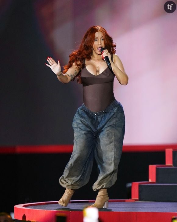 Célébration oblige la chanteuse la plus décomplexée et libérée de la scène américaine s'est transformée en pin up exubérante et plus grande que la vie.