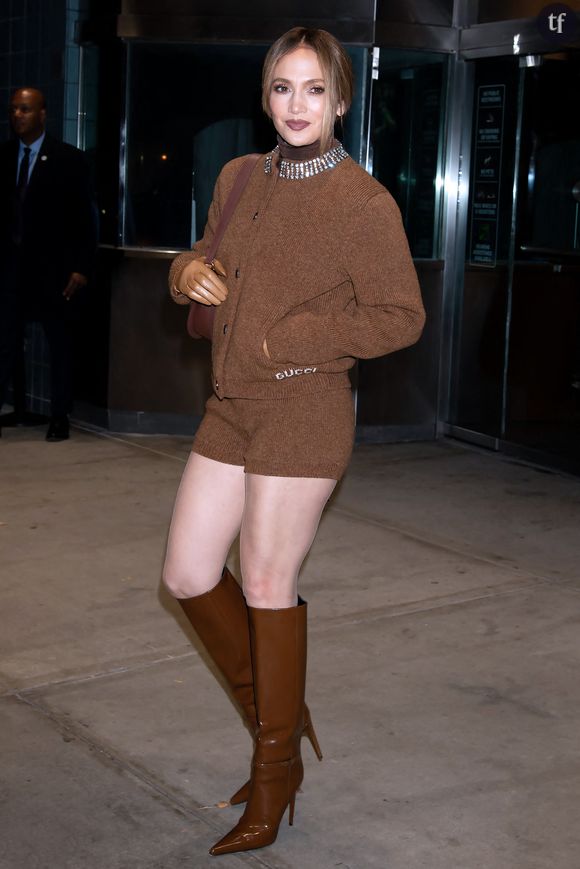 Jennifer Lopez n'a pas suscité l'unanimité en arborant une audacieuse robe de gala lors de sa dernière apparition publique. Sur le tapis rouge, la célèbre comédienne et chanteuse déploie robe et cape - des images à retrouver ci-contre - dans un ensemble flamboyant qui rappelle que la popstar latina n'est jamais la dernière pour les fulgurances fashion.