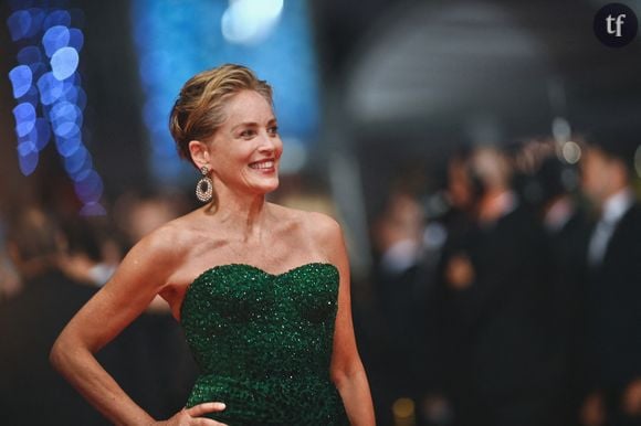 C'est sous le regard du photographe Eric Michael Roy que la légendaire star de Basic Instinct s'est amusée à décliner les poses des divas hollywoodiennes d'antan. Le noir et blanc confère à ces clichés, mises en scène subtiles et sensuelles d'une nudité qui se dévoile par légères touches, une aura supplémentaire.