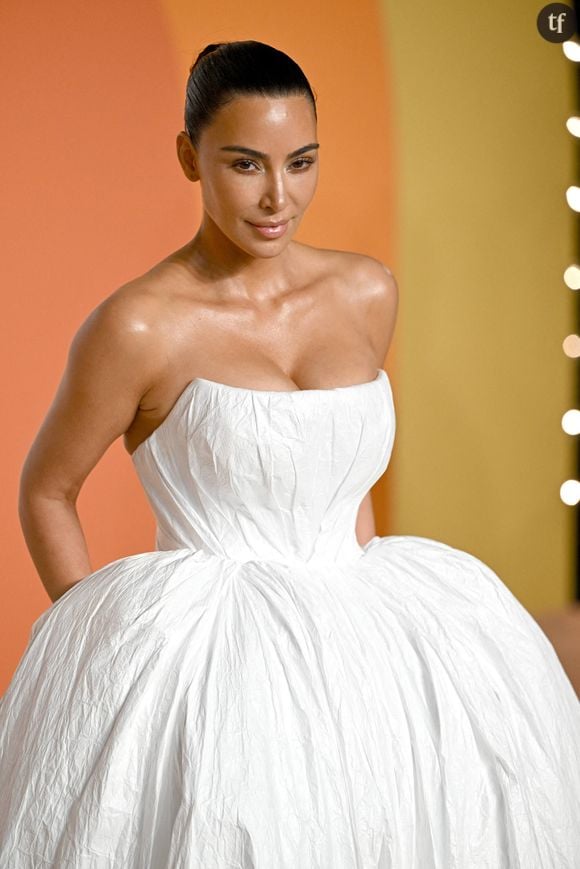 Il faut dire que les facéties fashion de la matrone du clan Kardashian forcent souvent les analogies. Tantôt sex symbol sulfureux à la Britney, tantôt avant-gardiste comme la Ciccone, tantôt rivalisant avec les membres de sa famille - l’espace de selfies à la Kylie Jenner. Entre deux styles plus expérimentaux sur Instagram.