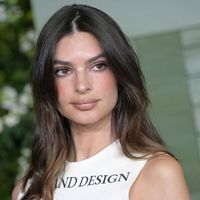 "Elle est toujours nue !" : Emily Ratajkowski subit le sexisme des haters et le complexe de la "mauvaise mère"