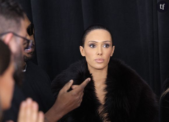 Mariés depuis décembre 2022, ce n’est pas la première fois que le couple attire l’attention, pour les tenues échancrées et osées portées par Bianca Censori, mais aussi sur l’idée que son image serait totalement contrôlée par Kanye West, qui la forcerait à se montrer de plus en plus dénudée en public.