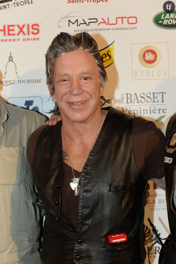 Alors que Mickey Rourke dénonce via son avocat des "allégations extrêmement sérieuses" et se dit prêt "à coopérer à toute enquête appropriée par les voies appropriées"...