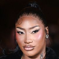 “Quelle vulgarité”, “chamelle” : Aya Nakamura en décolleté plongeant au défilé Chanel réveille les misogynes et les racistes