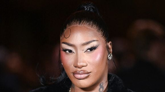 “Quelle vulgarité”, “chamelle” : Aya Nakamura en décolleté plongeant au défilé Chanel réveille les misogynes et les racistes