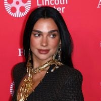 "Plus sexy que jamais" : Dua Lipa ose la sulfureuse naked dress et les fans se déchaînent