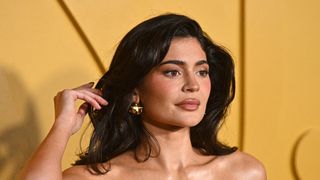 "Tous seins dehors" : Kylie Jenner regrette ce look très controversé et son "décolleté trop plongeant"