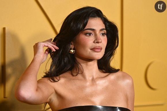 "Tous seins dehors" : Kylie Jenner regrette ce look controversé aux Golden Globes et son "décolleté trop plongeant"