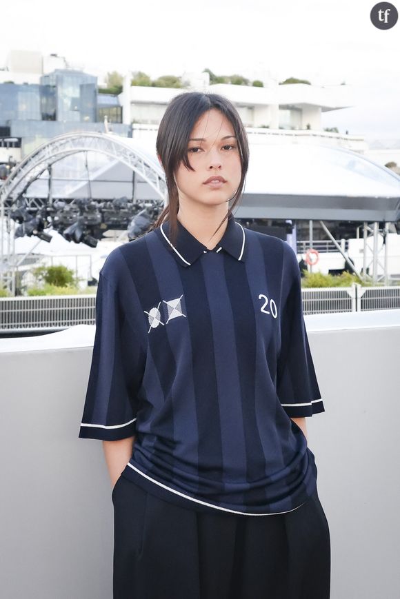 Miki est un ovni de la chanson française. Dans son premier album, Industry Plant, à découvrir ce 3 octobre, elle se raconte, et met en sons les sujets les plus sensibles (violences sexuelles, conjugales, slut shaming) avec une écriture décalée, déconcertante, hyper incarnée, qui n’appartient qu’à elle : mélancolie, humour, références hyper générationnelles et crudité s’y entremêlent. Le tout dans un univers sonore qui mélange électro, pop, rap, hyperpop, un hybride stimulant et obsédant. Et sa singularité, elle la défend jusqu’à ses interviews.