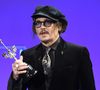 Au détour d'interviews où il fustige la "cancel culture", et se décrit volontiers en victime des néoféministes et du "wokisme" ("J'étais le crash test de #MeToo !", assurait-il récemment encore), Depp s'exerce à retrouver l'adhésion de fans... Qu'il n'a jamais vraiment perdu en vérité. Et ces derniers mois, les projets se multiplient afin d'assurer un triomphant retour auprès de l'audience.