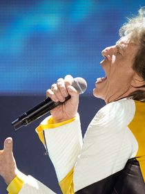 "45 ans d'écart, c'est tout ?" : Mick Jagger célèbre son anniversaire en compagnie de sa petite amie, qui "pourrait être sa fille"