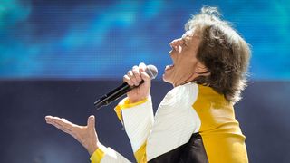 "45 ans d'écart, c'est tout ?" : Mick Jagger célèbre son anniversaire en compagnie de sa petite amie, qui "pourrait être sa fille"