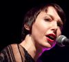 "Le sujet qui me fait sortir de vos gonds ? Les personnes qui commentent les témoignages de victimes de violences sexuelles". Cette grande chanteuse française envoie valser le victim blaming avec ce coup de gueule salvateur et féministe.