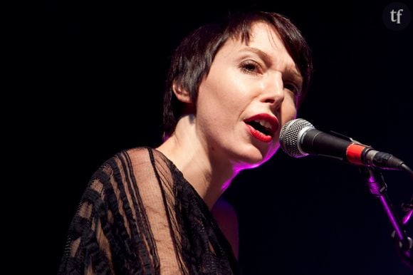 "Le sujet qui me fait sortir de vos gonds ? Les personnes qui commentent les témoignages de victimes de violences sexuelles". Cette grande chanteuse française envoie valser le victim blaming avec ce coup de gueule salvateur et féministe.