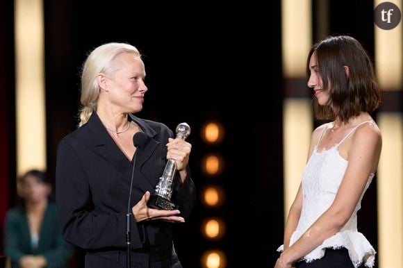 Finalement, l’interprète de C. J. Parker est ravie que les gens aient remarqué : “C’est un super message. De vraiment tout enlever et me retrouver”. Car au-delà d’une simple volonté de ne plus mettre de maquillage, Pamela Anderson explique que cela lui a permis d’être en paix avec elle-même et de se sortir des différents “personnages” qu’elle a joués “tout au long de sa vie” pour se “protéger”.